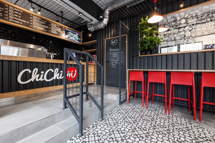 Чёрные металлические перила в дизайне кафе быстрого питания