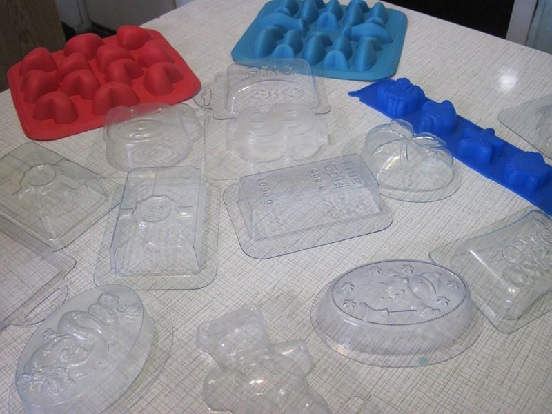 Недостаток пластиковых форм в том, что мыло с одной стороны будет иметь обычную плоскую поверхность 
