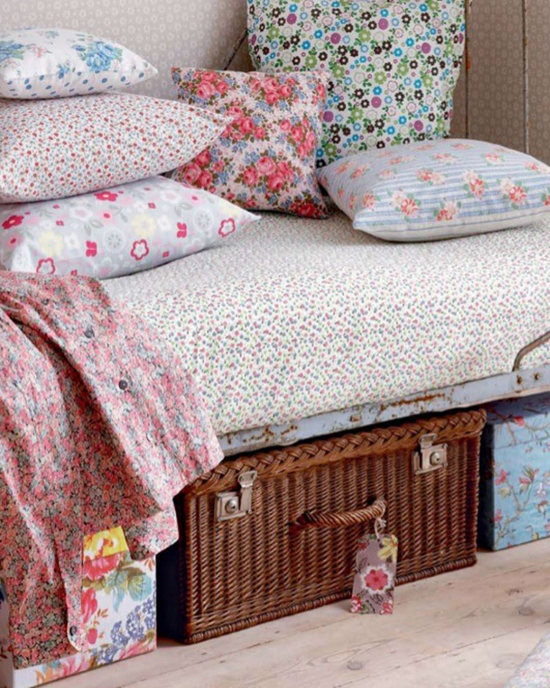 Плетеные корзины в интерьере спальни