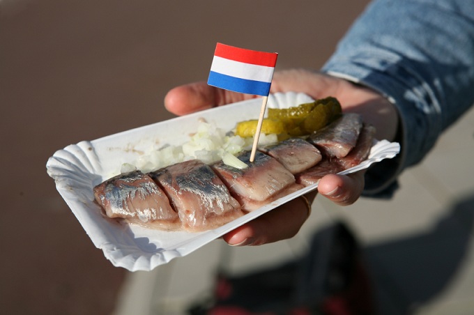 Сельдь с луком и маринадом Hollandse Nieuwe (Нидерланды)