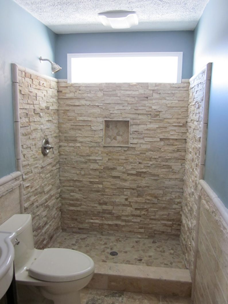 Декоративный камень в интерьере ванной комнаты - фото