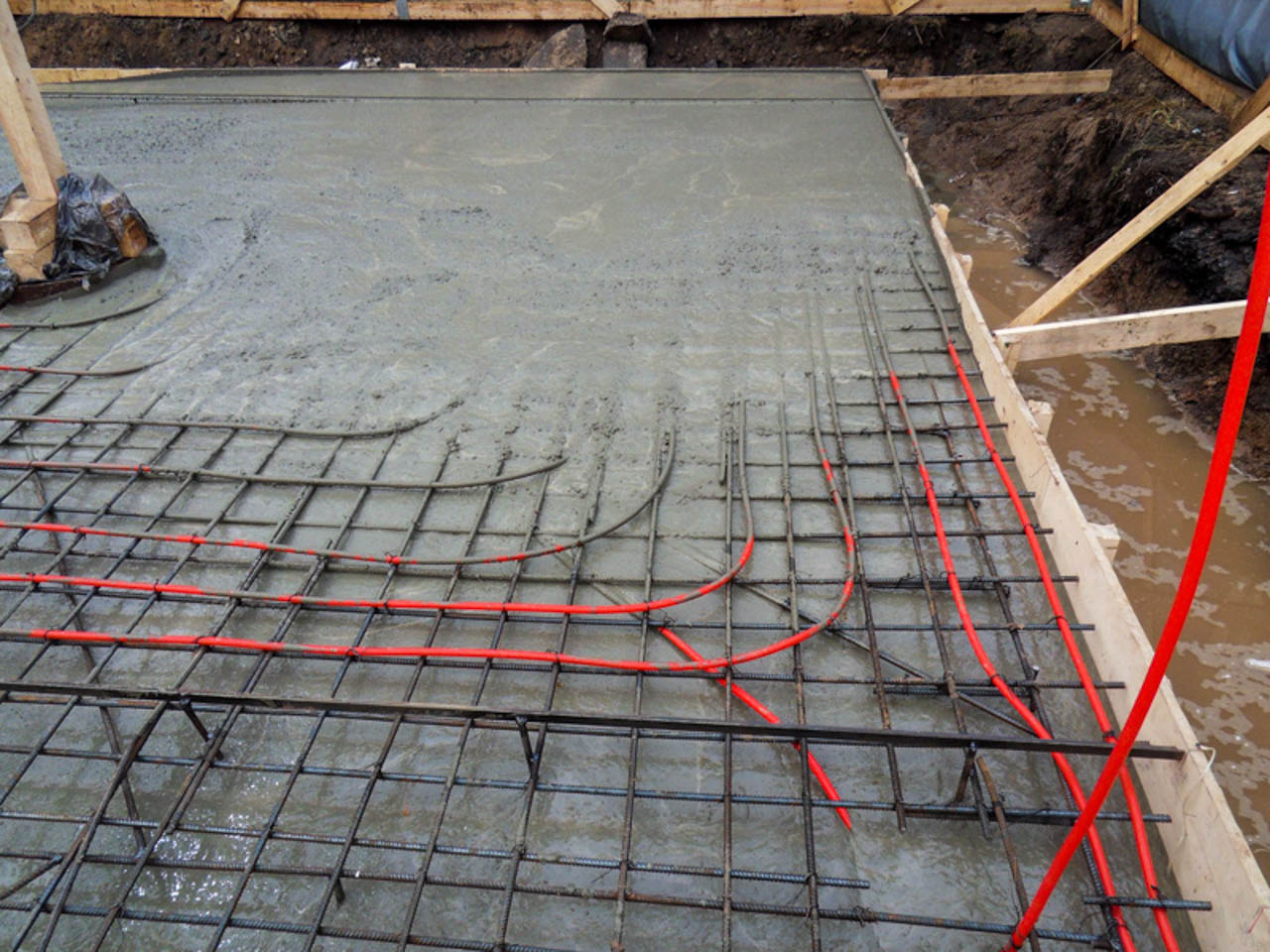 Процесс заливки плиты бетоном