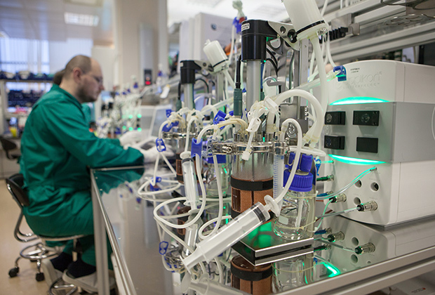 Сотрудники лаборатории отдела разработки биотехнологических процессов компании Biocad в Санкт-Петербурге занимаются моделированием биотехнологических процессов в биореакторах.