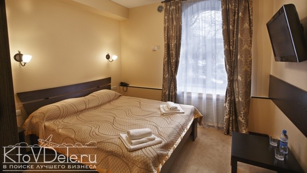 Кровать в номере мини гостиницы Кровать в номере мини гостиницы