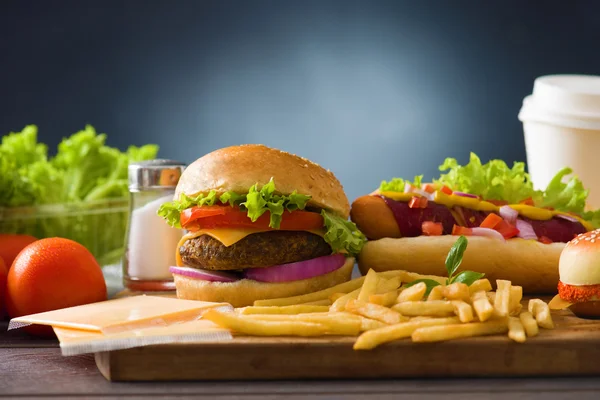 Быстрая еда гамбургер, хот-дог меню с гамбургер, картофель фри, до — стоковое фото