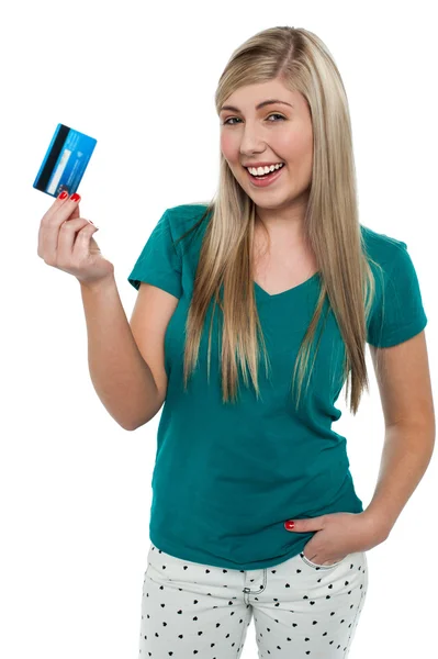 Радостный подросток отображение кредитная карта — стоковое фото