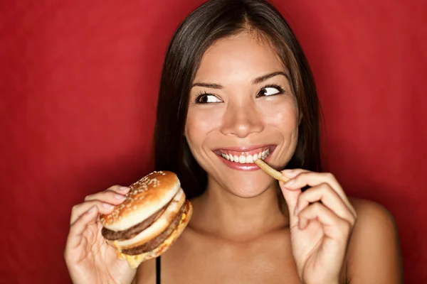 Нездоровая пища женщина ест гамбургер — стоковое фото