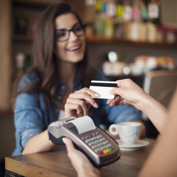 Женщина платить кредитной картой — стоковое фото