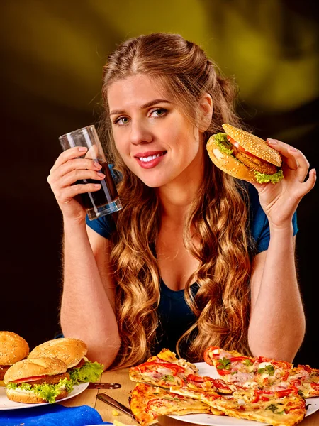 Девушка ест большой сэндвич — стоковое фото