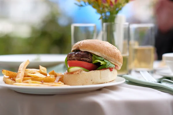 Гамбургер и картофель в ресторане — стоковое фото