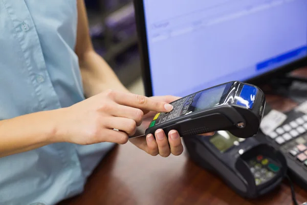 Женщина на кассовый аппарат, платить с помощью кредитной карты — стоковое фото