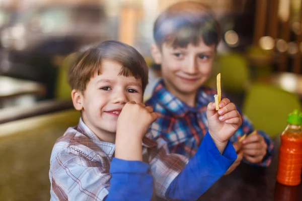Маленькие мальчики дошкольника в ресторане быстрого питания — стоковое фото