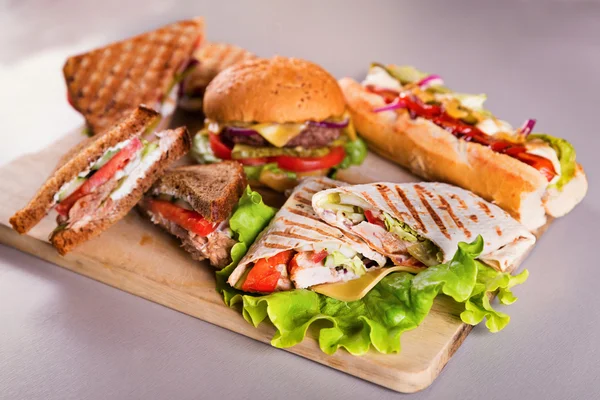 Фаст-фуд плита с бутерброды гамбургер хот-дог и Оберните куриные — стоковое фото