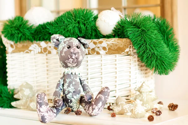 Новогодний подарок. Игрушка тильда Тедди медведь на фоне Рождество — стоковое фото