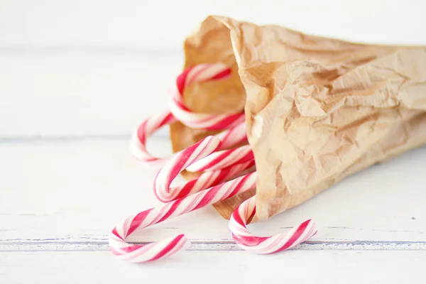 Традиционные рождественские тростники леденца на бумажном пакете — стоковое фото