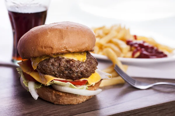 Большой американский гамбургер — стоковое фото