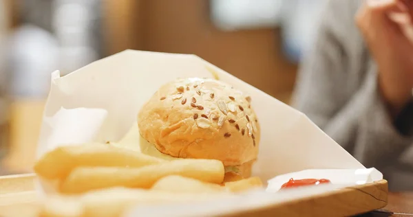 Ест Гамбургер Картофель Ресторане Быстрого Питания — стоковое фото