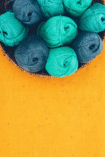 Вид Сверху Синие Зеленые Шарики Шерсти Плетеной Корзине Желтый Вязание — стоковое фото