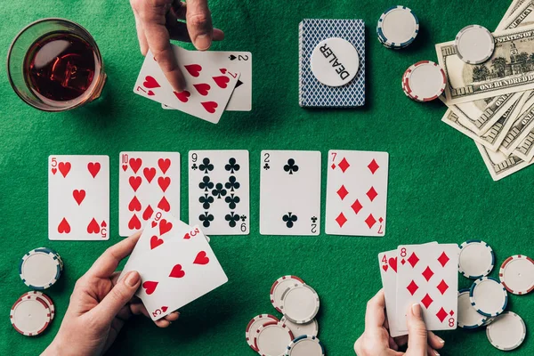 Люди Играя Покер Казино Таблице Карты Фишки — стоковое фото