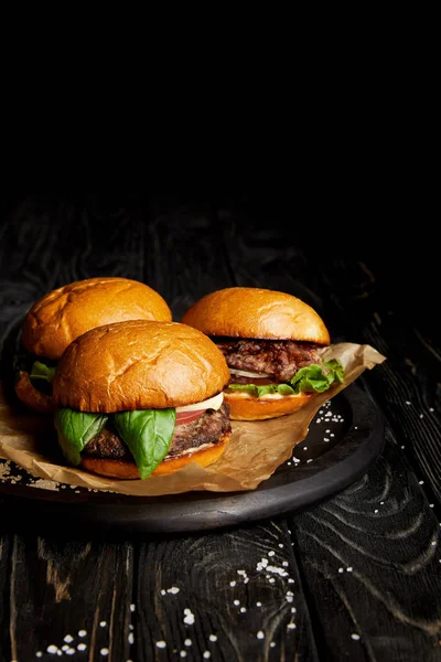 Набор Нездоровой Пищи Тремя Свежеприготовленный Гамбургеры Борту — стоковое фото