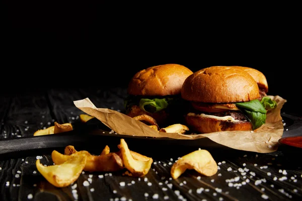 Набор Нездоровую Пищу Гамбургеры Картофель Рассеянного Соли Деревянный Стол — стоковое фото