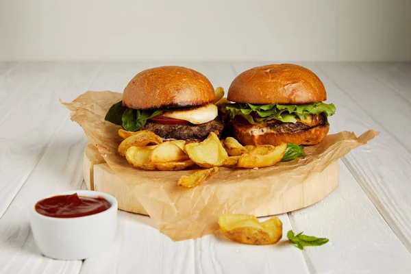 Закусочной Нездоровую Пищу Гамбургеры Картофель Подается Соусом Таблицы — стоковое фото