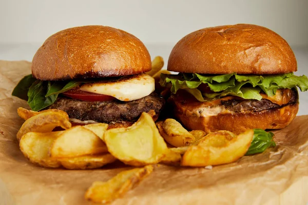 Концепция Нездоровую Пищу Гамбургеры Картофель Бумаге Ремесло — стоковое фото