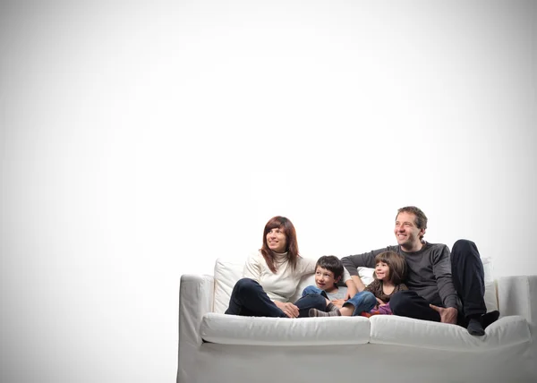 Семья на диване — стоковое фото