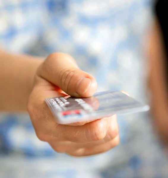 Кредитной карты в руки человека в магазине — стоковое фото