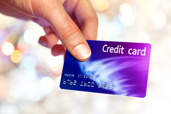 Рука человека удерживание пластмассовой кредитной карты — стоковое фото