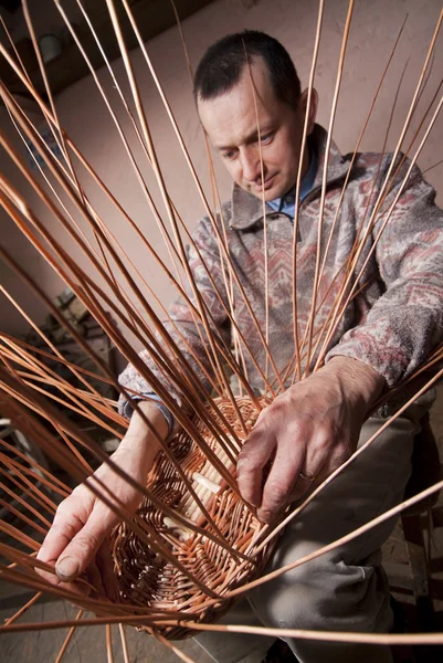 Плотник плетет с раттанга — стоковое фото