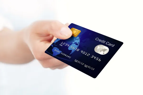 Синяя кредитная карта holded вручную — стоковое фото