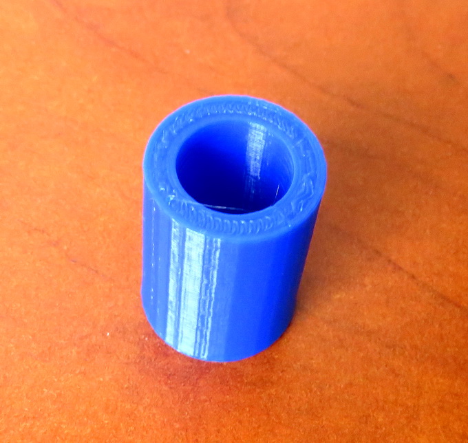 Одна из пластиковых втулок, созданных за несколько минут в Tinkercad и распечатанных на 3D-принтере