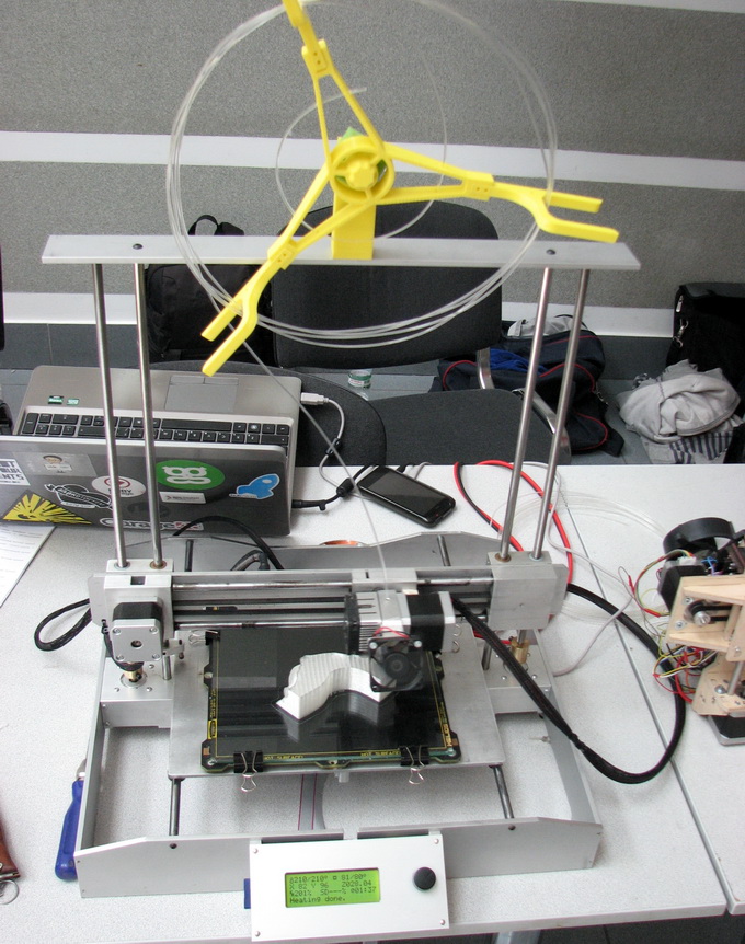 Образец 3D-принтера из набора «сделай сам». Кстати, катушка для пластиковой нити распечатана на другом 3D-принтере